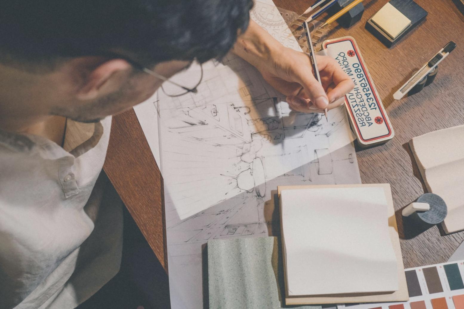 Lavori avanzati che mostrano tecniche complesse di chiaroscuro e composizione