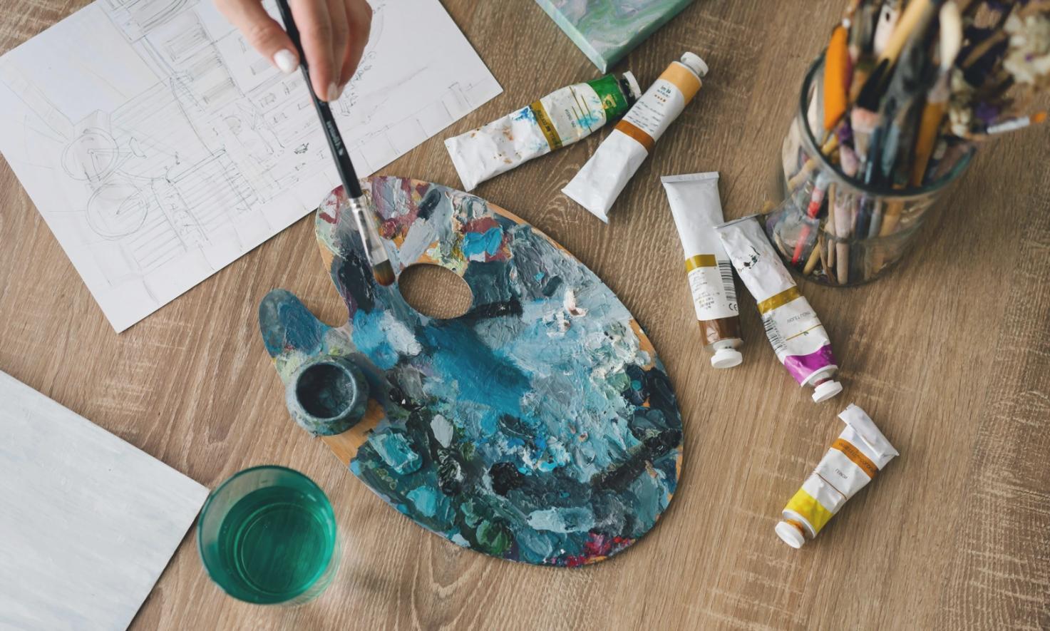 Studente durante una sessione pratica di disegno avanzato