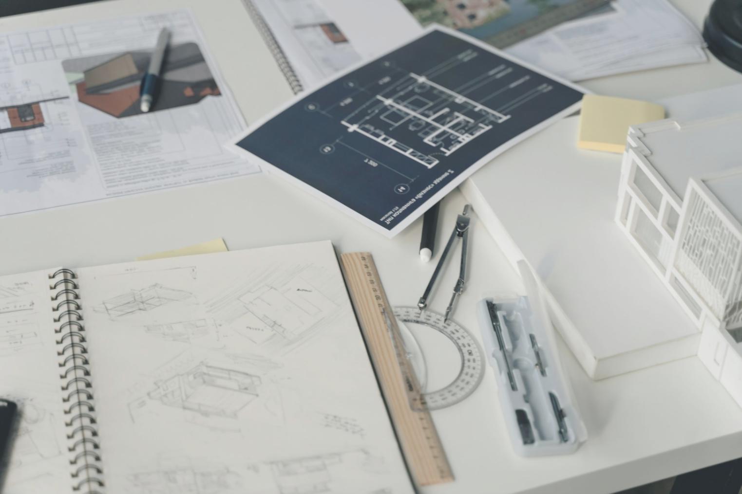 Studio artistico ludivoniro con esempi di lavori in corso e materiali professionali